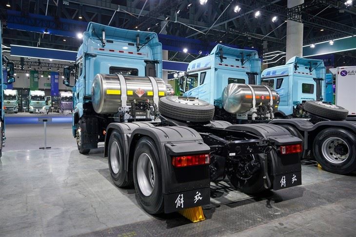 FAW J7 6X4 LNG TRACTOR factory