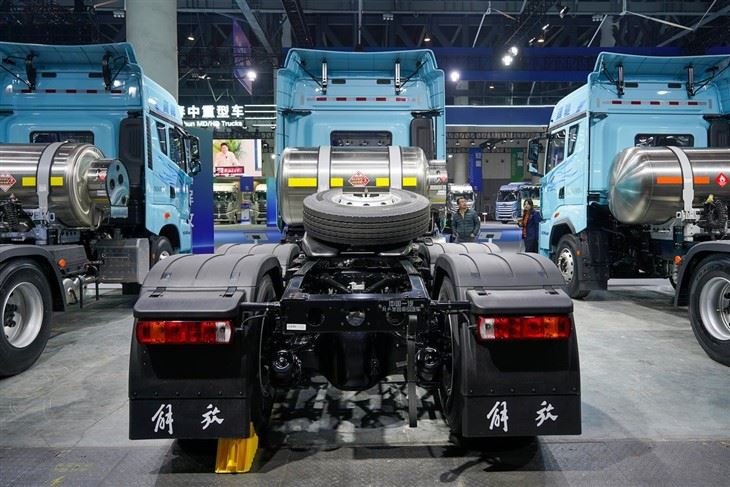 FAW J7 6X4 LNG TRACTOR suppliers