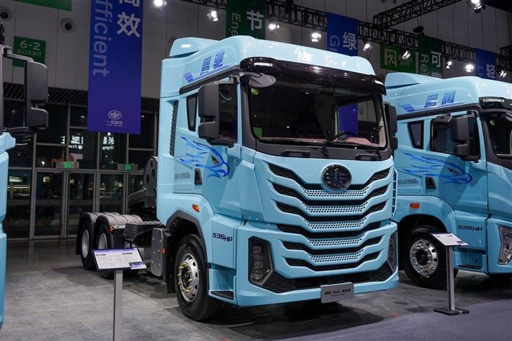 FAW J7 6X4 LNG TRACTOR high quality